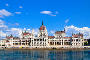 Fototapeta premium Parlament węgierski widziany od frontu z brzegu Dunaju w słoneczny dzień