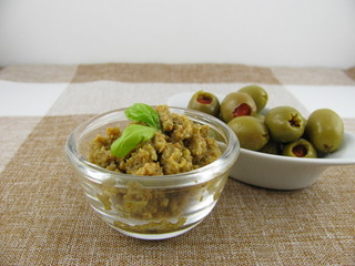 Leckere frische selbstgemachte Olivenpaste mit Basilikum