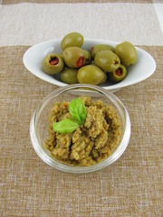 Leckere frische selbstgemachte Olivenpaste mit Basilikum