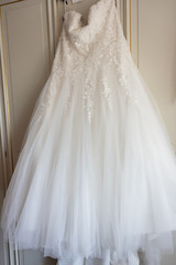 Fototapeta na wymiar vestito bianco da sposa per la giornata del matrimonio