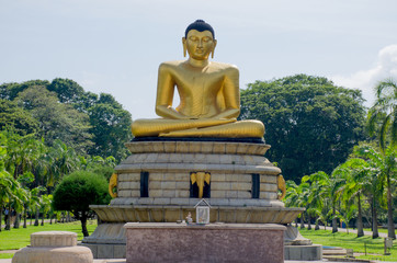 Obraz premium Buddha's statue in Viharamahadevi Park Colombo Sri Lanka 