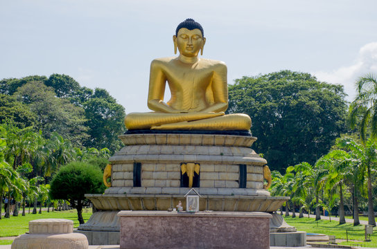 Buddha's statue in Viharamahadevi Park Colombo Sri Lanka
