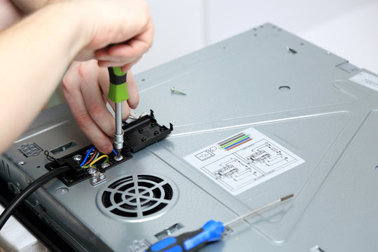 Naprawa sprzętu elektronicznego, dokręcanie przewod&oacute;w, kabli.