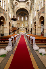 interno della chiesa con addobbi floreali per il matrimonio
