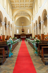 interno della chiesa con addobbi floreali per il giorno del matrimonio