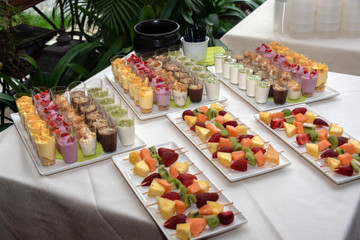 Buffet con frutta e dolci per festa all'aperto
