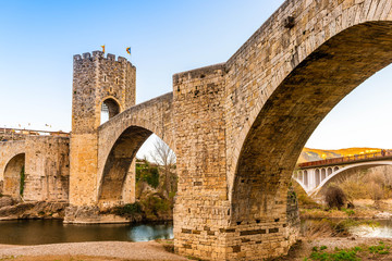 Fototapeta na wymiar Pont fortifié médiéval de Besalu en Catalogne, Espagne