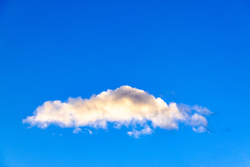 Einsame Wolke am Blauen Himmel