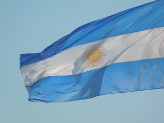 bandera argentina flameando majestuosa e imponente