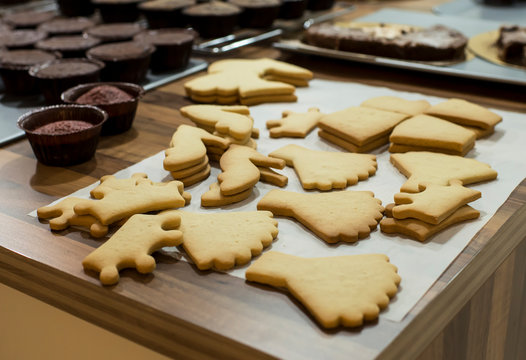 fabricar galletas artesanas con masa casera de diferentes dibujos