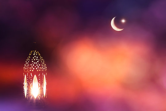 orientalische laterne vor abstraktem hintergrund mit mond und stern, einladungskarte f&uuml;r islamische feiertage