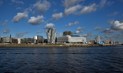 Fototapeta premium Hamburg von der Elbe gesehen