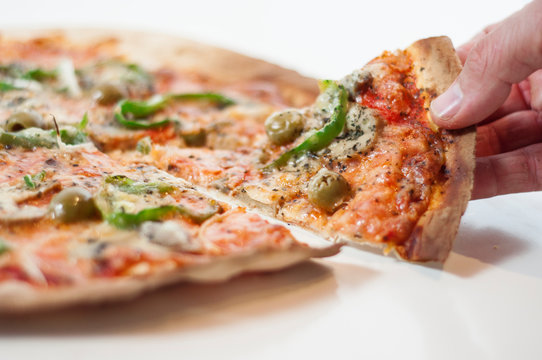 Pizza cortar coger comer de todas las clases champi&ntilde;&oacute;n pimiento mozarela queso parmesano