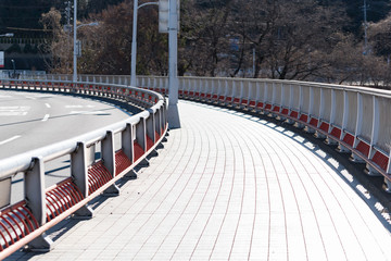 カーブしている広い歩道