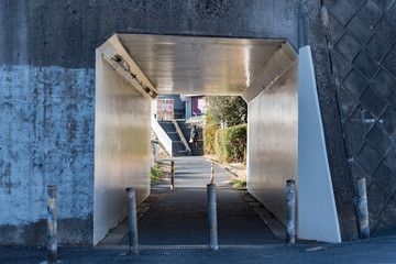 高架下のトンネル