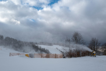 Schneekanonen in Sauerländer Skigebiet