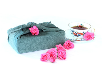 Obraz na płótnie Canvas 風呂敷包みとバラと紅茶