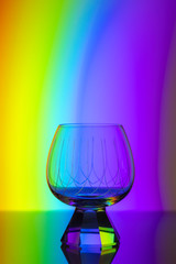 Buntes Cognac Glas mit Schliff