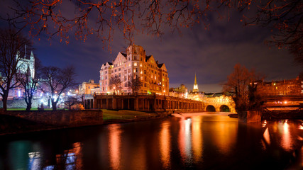 Obraz premium Night time shot Pulteney Bridge and Weir, Bath Spa, Somerset, UK