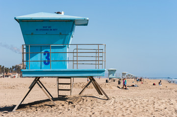 Fototapeta premium Czyste niebo i wieża Lifeguard na plaży Huntington w południowej Kalifornii