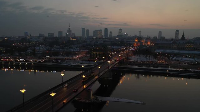 miasto Warszawa z lotu ptaka po zachodzie słońca widok z nad Wisły na wieżowce i zamek