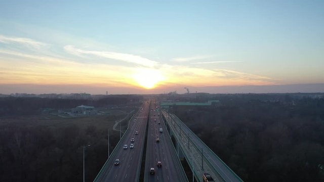 zach&oacute;d słońca z lotu ptaka nad mostem miasto Warszawa