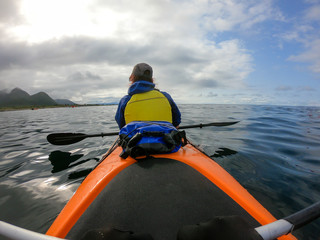Obraz premium Image from back of female tourist with paddle on canoe floating