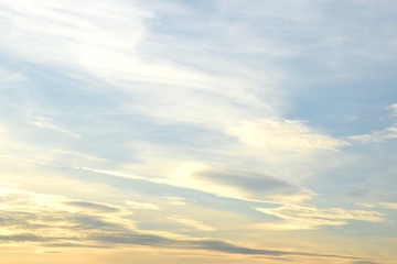 Sonnenaufgang - Schleierwolken vor blauen Himmel