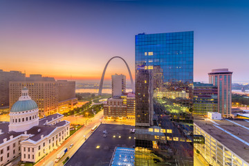 St. Louis, Missouri, USA downtown cityscape with the arch and courthouse at dusk. - obrazy, fototapety, plakaty