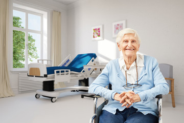Seniorin im Rollstuhl im Krankenhaus