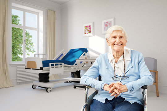 Seniorin im Rollstuhl im Krankenhaus