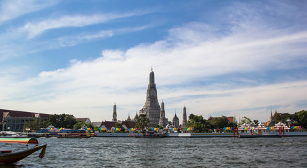Fototapeta na wymiar Wat Arun in Bangkok, Thailand