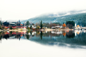 Lagos Titisee y Schluchsee en la Selva Negra, Alemania. Paisaje invernal con perfectos reflejos en el lago y montñas cubiertas de nieve y niebla