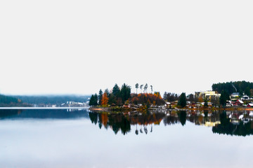 Lagos Titisee y Schluchsee en la Selva Negra, Alemania. Paisaje invernal con perfectos reflejos en el lago y montñas cubiertas de nieve y niebla