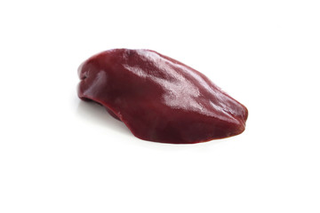 Wątroba drobiowa wyizolowana na białym tle. © foodandcook