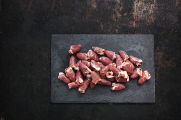 Serca drobiowe na ciemnym  tle. © foodandcook