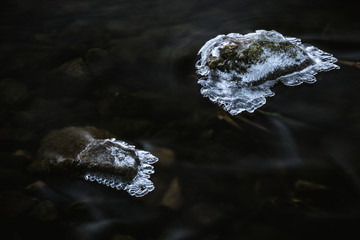 Oblodzone kamienie w rzece © Kajetan