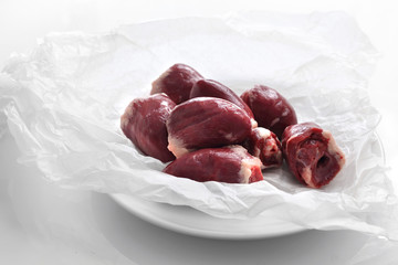 Serca indycze na białym tle.