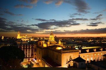 Fototapeta na wymiar veduta panoramica all'ora del tramonto della città vecchia di Siviglia in Andalusia vista dalla struttura moderna Setas conosciuta anche come Metropol Parasol