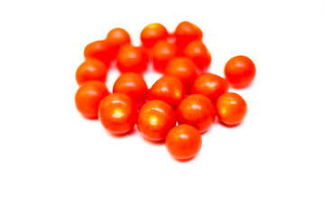 Tomates cherry sobre fondo blanco