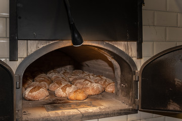 Frisch gebackenes Holzofenbrot