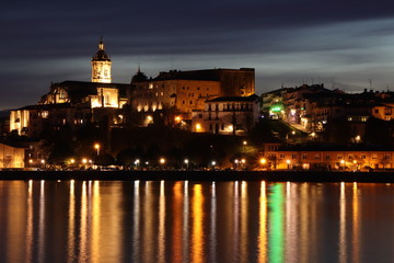 Fototapeta premium Vue panoramique de nuit sur la ville de Fontarrabie , Hundarribia, Ondarribia, Ondarrabia en espagne