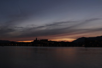 Naklejka premium Coucher de soleil sur la ville de Fontarrabie , Hundarribia, Ondarribia, Ondarrabia en espagne