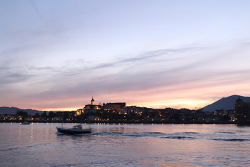 Fototapeta premium Coucher de soleil sur la ville de Fontarrabie , Hundarribia, Ondarribia, Ondarrabia en espagne