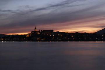 Fototapeta premium Coucher de soleil sur la ville de Fontarrabie , Hundarribia, Ondarribia, Ondarrabia en espagne