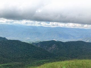 Fototapeta premium beautiful view and green grass on top of the mon jong mountain at Chaing mai, Thailand