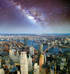 Brooklyn, Manhattan and Williamsburg Bridge at night, amazing aerial view of New York City - USA - obrazy, fototapety, plakaty