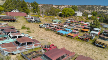 Fototapeta na wymiar UTAH, USA - JUNE 2018: Vintage old cars in abandoned car parking lot in the countryside