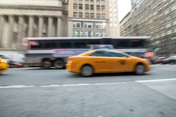 Foto op Plexiglas Wazig zicht op snel bewegende taxi& 39 s en bus in Manhattan © jovannig