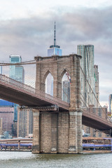 Obraz premium Most Brookliński przy zmierzchem od statku wycieczkowego, Miasto Nowy Jork
